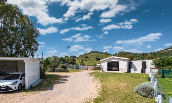 olbia_villa_auri_posti auto e cantine