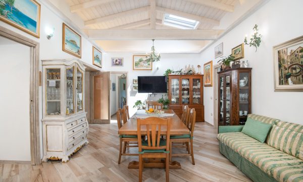 olbia_villa_auri_sala con pranzo
